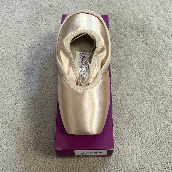 Russian Pointe Muse U-Cut Pointe Shoe - Picture 1 of 1